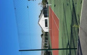 Le terrain de tennis extérieur